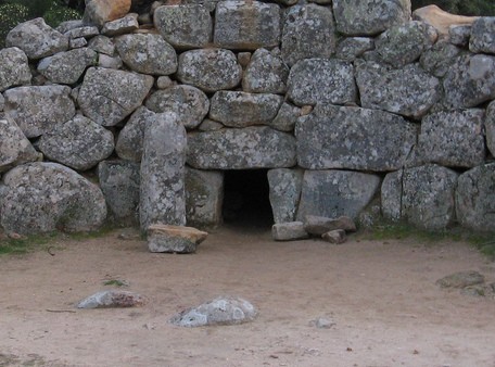 La tomba di Giganti di Is Concias-Quartucciu e pozzo sacro nuragico Funtana Coberta-Ballao 